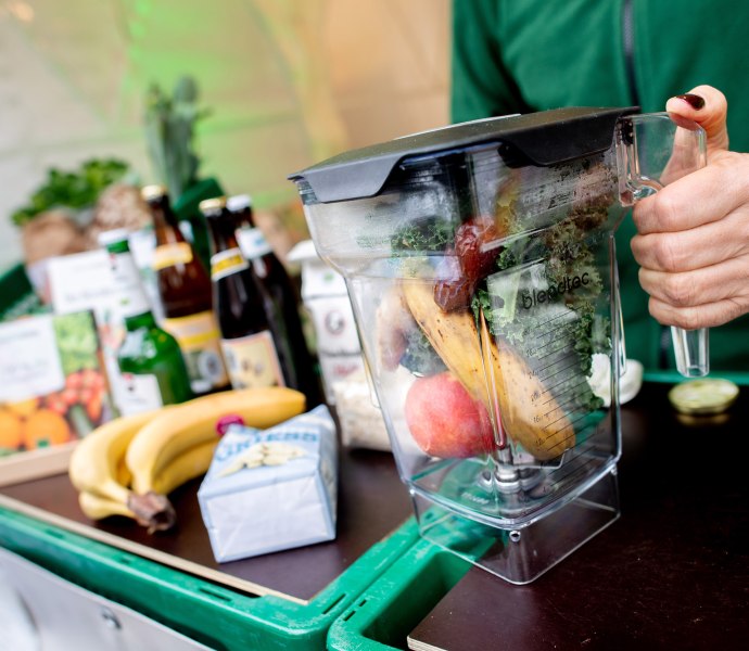 Oldenburg Hallo Grünkohl Smoothie Auf der Veranstaltung Hallo Grünkohl in Oldenburg wird frischer Smoothie zubereitet.