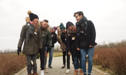 Beim Staffelh&uuml;ppen wird ein Stab zwischen die Beine geklemmt und im Team weitergereich, ohne die H&auml;nde zu benutzen.