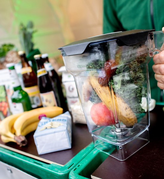 Auf der Veranstaltung Hallo Grünkohl in Oldenburg wird frischer Smoothie zubereitet.