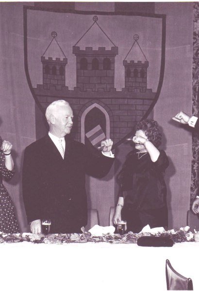 Trinkspruch beim Oldenburger Grünkohlessen mit Karl Heinrich Lübke. Lübke war ein deutscher Politiker. Er war von 1959 bis 1969 der zweite Bundespräsident der Bundesrepublik Deutschland.