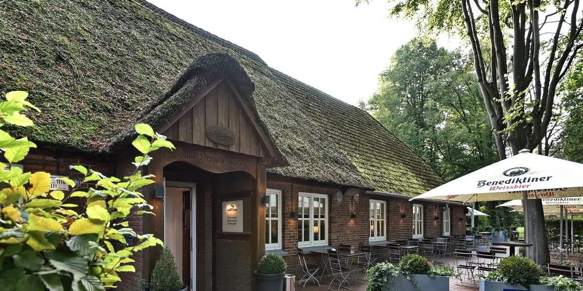 Das Reetdachhaus vom Drögen Hasen in Oldenburg-Wechloy mit Terrasse unter alten Bäumen Das Reetdachhaus vom Drögen Hasen in Oldenburg-Wechloy mit Terrasse unter alten Bäumen