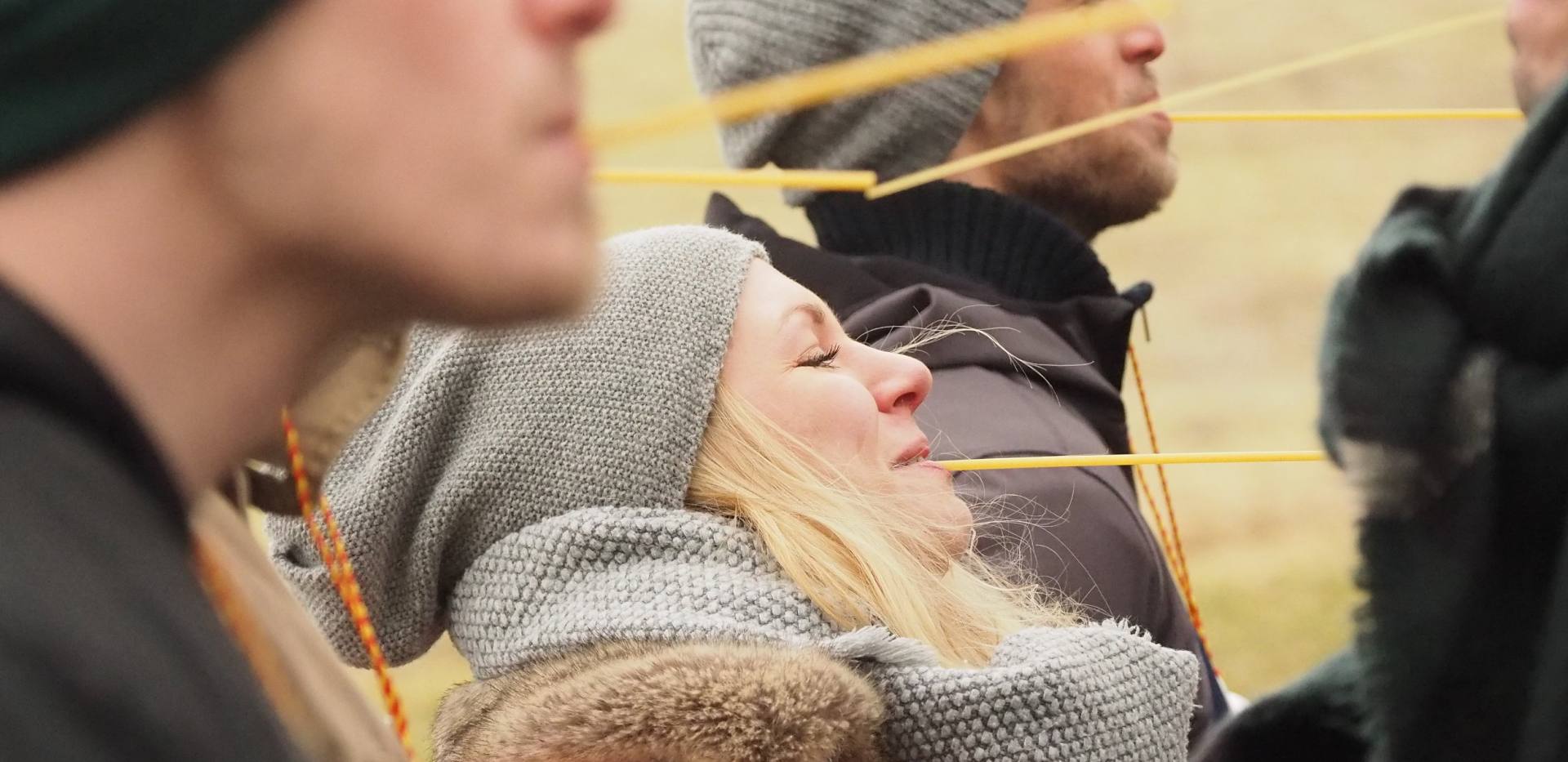 Bei Spaghetti-Makkaroni wird eine Spaghetti mit dem Mund in eine Makkaroni geführt.