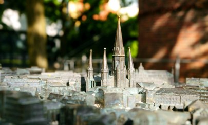 Nahaufnahme des Tastmodells der Oldenburger Innenstadt aus Bronze im Ma&szlig;stab 1:500 f&uuml;r  blinde und sehbehinderte Menschen.