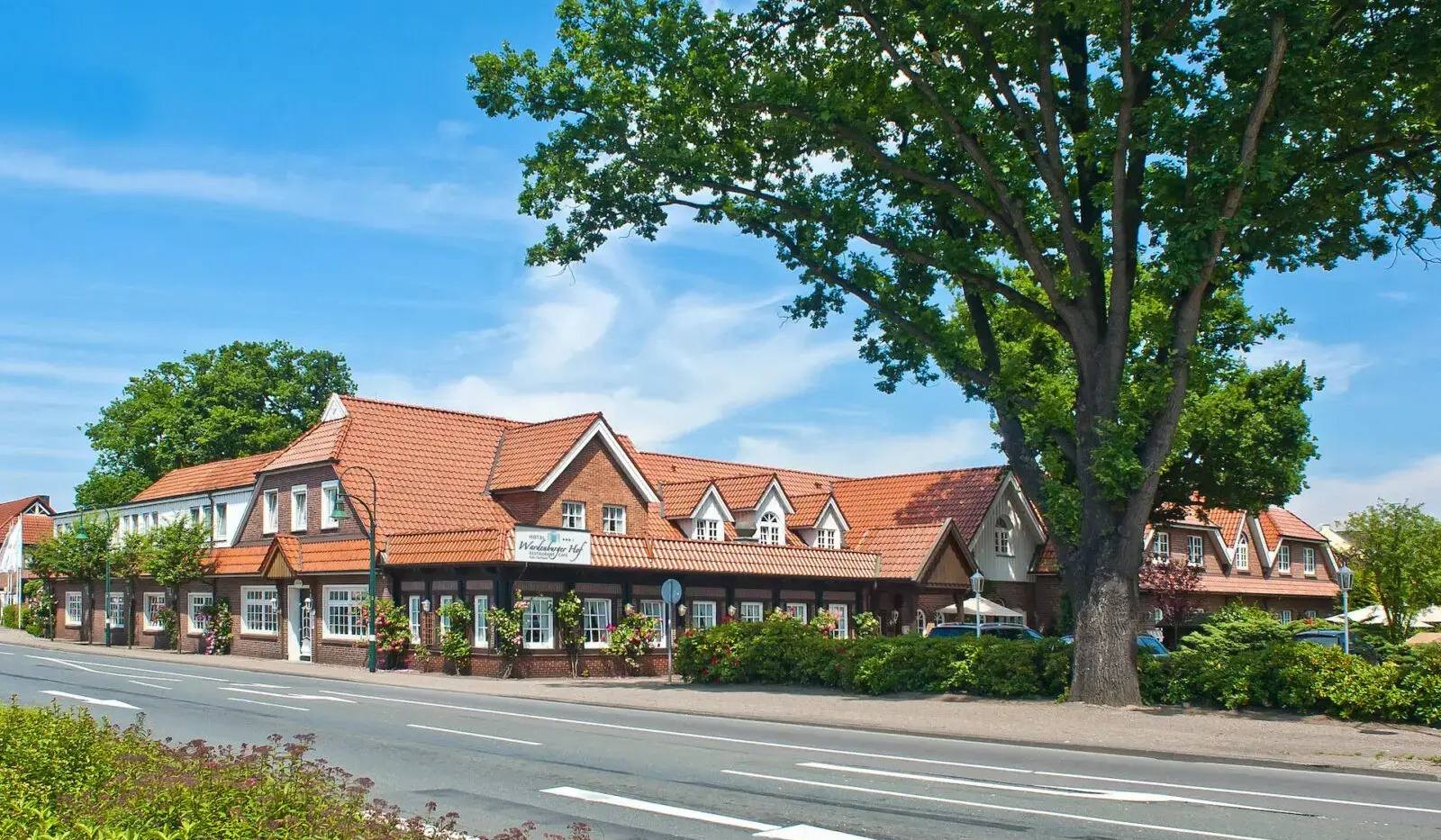 Das Hotel Wardenburger Hof unter alten Bäumen an der Oldenburger Straße in Wardenburg Das Hotel Wardenburger Hof unter alten Bäumen an der Oldenburger Straße in Wardenburg