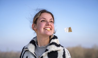 Bei einer Kohlfahrt wird Teebeutelweitwurf gespielt und der Teebeutel mit den Z&auml;hnen m&ouml;glichst weit geworfen.