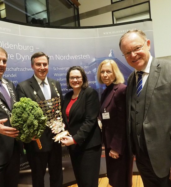 Grünkohlessen im Februar 2018: Oberbürgermeister Jürgen Krogmann, David McAllister (Vorsitzender des Ausschusses für auswärtige Angelegenheiten im Europäischen Parlament ), Andrea Nahles (SPD-Vorsitzende und Vorsitzende der SPD-Bundestagsfraktion), Prof. Dr. Johanna Wanka (bis zum 14. März 2018 Bundesministerin für Bildung und Forschung) und Stephan Weil (Ministerpräsident von Niedersachsen).