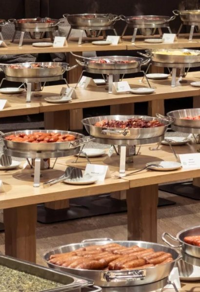 Grünkohlbuffet mit Pinkel, Kochwurst, Kasseler und Beilagen bei einer Kohlfahrt im Wardenburger Hof Grünkohlbuffet mit Pinkel, Kochwurst, Kasseler und Beilagen bei einer Kohlfahrt im Wardenburger Hof