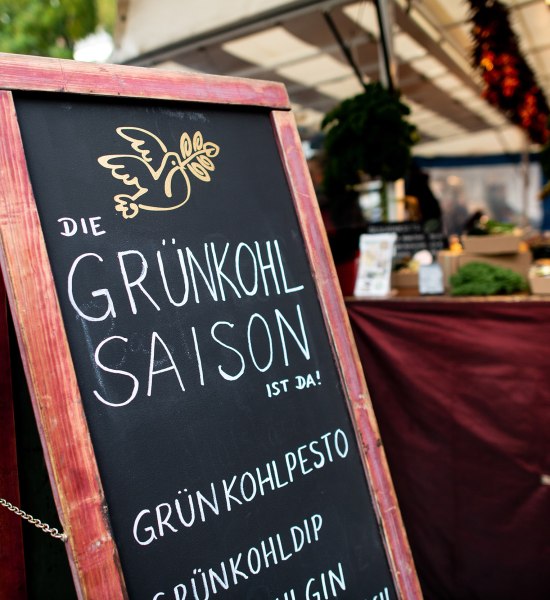 Hallo Grünkohl Start Grünkohlsaison Schild weist auf Beginn der Grünkohlsaison in Oldenburg hin.