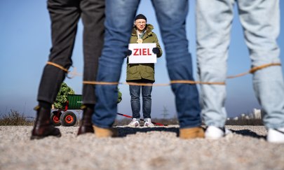 Mit einem Wettlauf mit aneinandergebundenen Beinen wird Gruppenbeinlauf auf einer Kohlfahrt gespielt. 