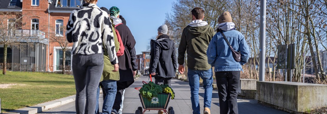 Eine Gruppe unternimmt gemeinsam eine Kohltour in Oldenburg