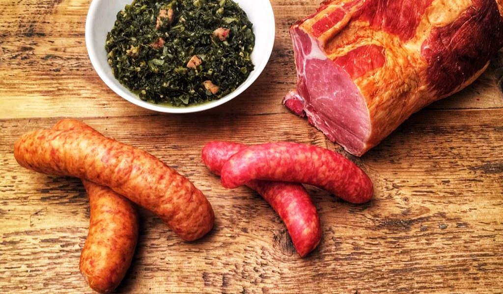 gruenkohl-bild-mit-kochmettwurst-und-pinkel gruenkohl-bild-mit-kochmettwurst-und-pinkel