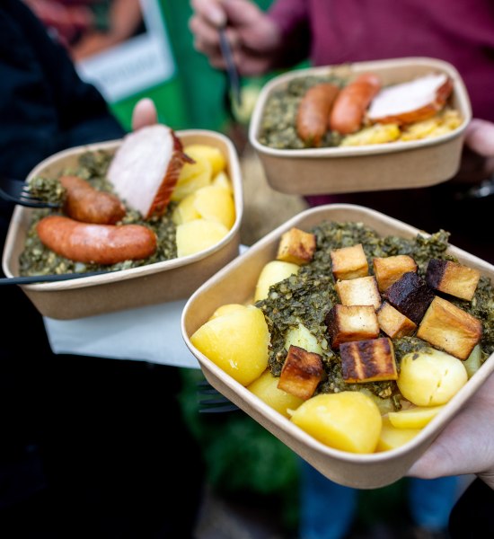 Bei Hallo Grünkohl in Oldenburg wird Grünkohl von klassisch bis vegan angeboten.