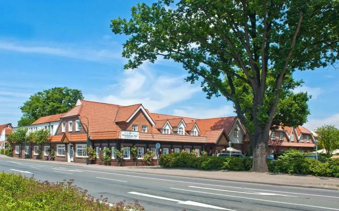 Das Hotel Wardenburger Hof unter alten B&auml;umen an der Oldenburger Stra&szlig;e in Wardenburg