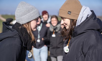 Kohlfahrtspiel Zwinkern verboten Bei diesem Kohlfahrtspiel gucken sich zwei Personen an und versuchen nicht zu zwinkern.