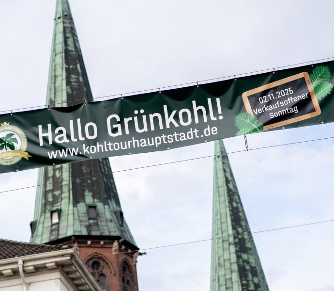Banner zur Veranstaltung Hallo Grünkohl mit verkaufsoffenen Sonntag in Oldenburg vor der Lamberti-Kirche.