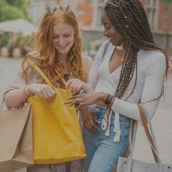 Zwei Frau mit Einkaufstaschen in Oldenburg
