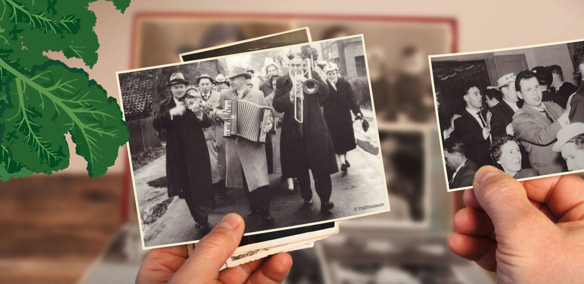 Alte historische Kohlfahrtbilder werden in der Hand gehalten. 