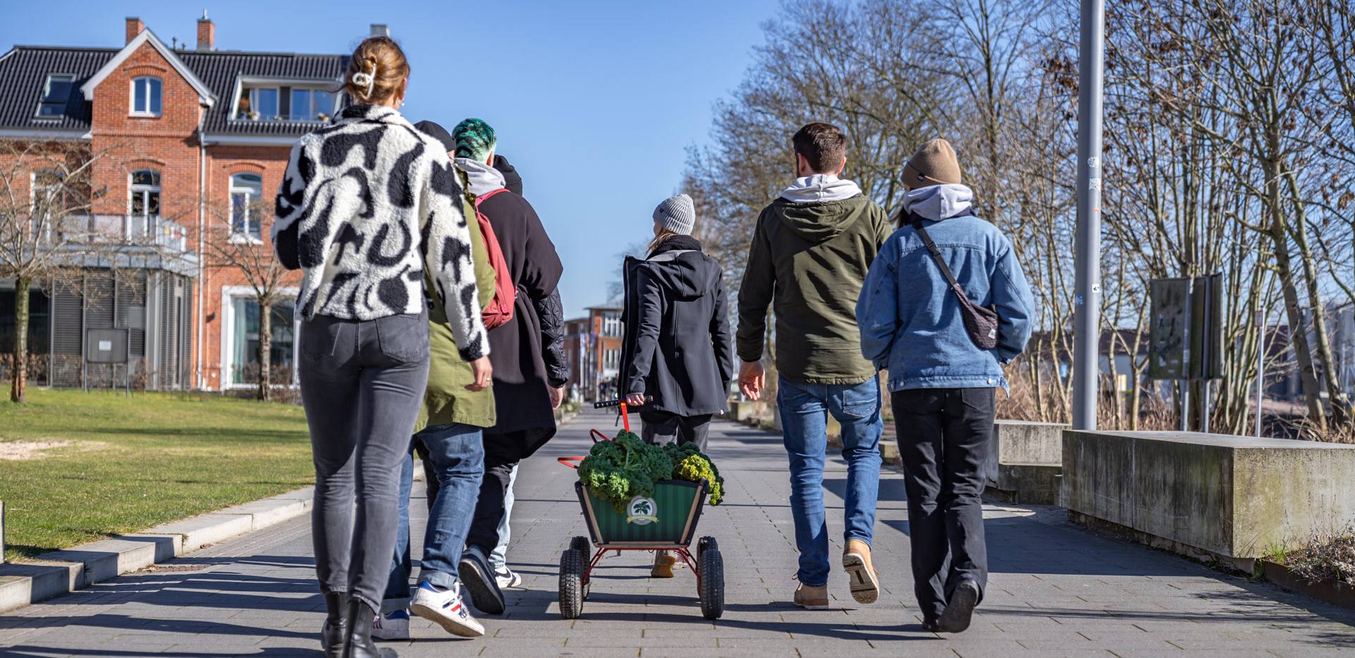 Eine Gruppe unternimmt gemeinsam eine Kohltour in Oldenburg