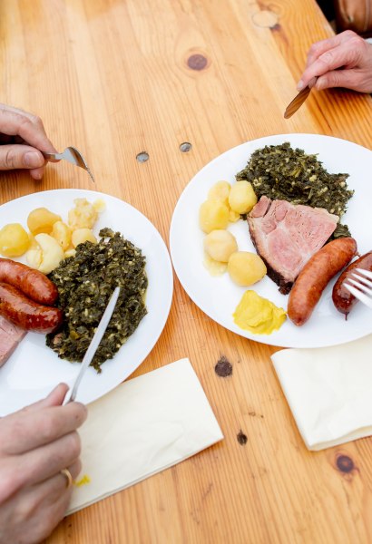 Bei Hallo Grünkohl in Oldenburg lassen sich die Besuchenden Grünkohl schmecken.