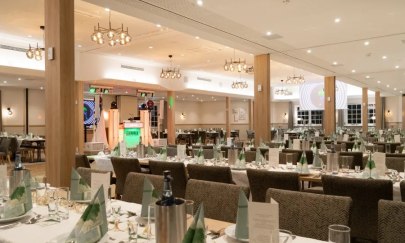 Festlich gedeckter Festsaal mit Grünkohl-Servietten für die Kohlfahrt-Party im Wardenburger Hof Festlich gedeckter Festsaal mit Grünkohl-Servietten für die Kohlfahrt-Party im Wardenburger Hof