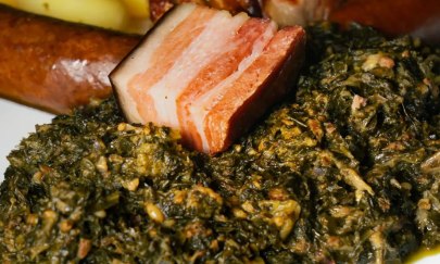 Grünkohl mit Pinkel, Kassler und Salzkartoffeln bei der Kohlparty im Drögen Hasen Grünkohl mit Pinkel, Kassler und Salzkartoffeln bei der Kohlparty im Drögen Hasen
