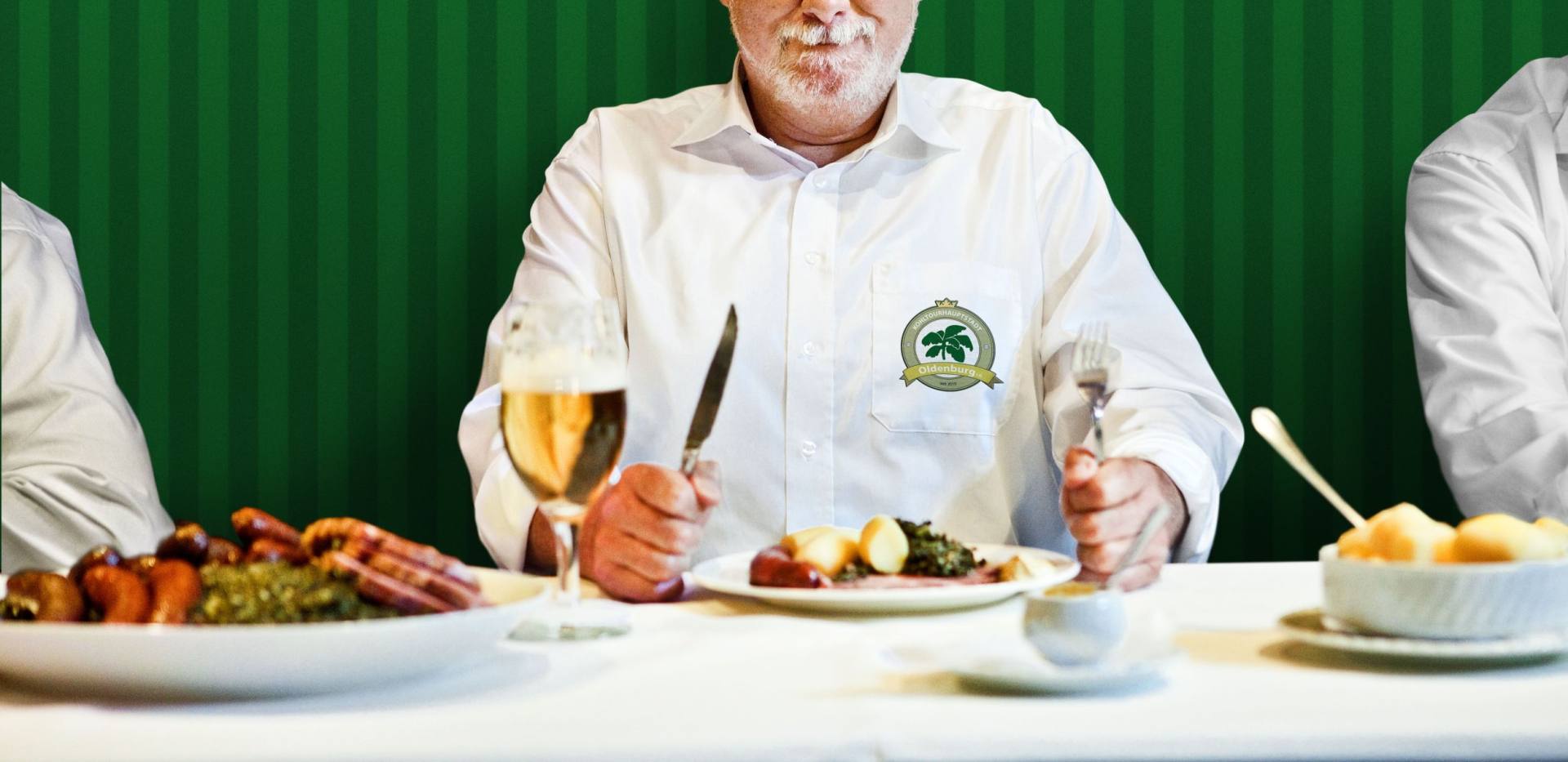 Der Koch Wilfried Fey freut sich auf den Oldenburg Grünkohl mit Pinkelwurst und Salzkartoffeln.