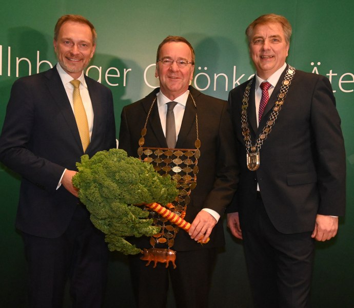 Grünkohlkönig 2024 Verteidigungsminister Pistorius mit Jürgen Krogmann, dem Oberbürgermeister der Stadt Oldenburg und Fianzminister Christian Lindner.