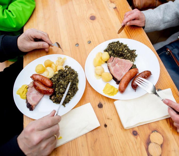 Bei Hallo Gr&uuml;nkohl in Oldenburg lassen sich die Besuchenden Gr&uuml;nkohl schmecken.